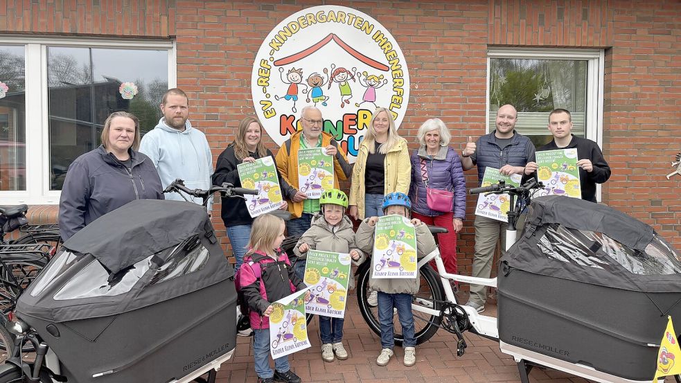 Präsentieren die zwei neuen Lastenräder: Lydia Michels (von links), Patrick Glahn (Eltern), Nicole Janssen (Erzieherin), Detlef Hermann (Organisationsteam), Ulrike Acher (Mutter), Hedwig Daute (Organisationsteam), Mirco Friedrich und Nico Conradi (beide Radwelt Emsland), zusammen mit (vorne, von links) Laura Michels, Mats und Levi Acher. Fotos: Jasmin Oltmanns