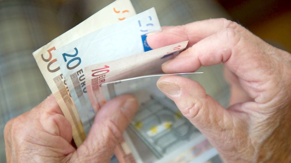 3,74 Prozent mehr Rente erhalten die Rentnerinnen und Rentner ab 1. Juli. (Symbolbild) Foto: Marijan Murat/dpa/dpa-tmn