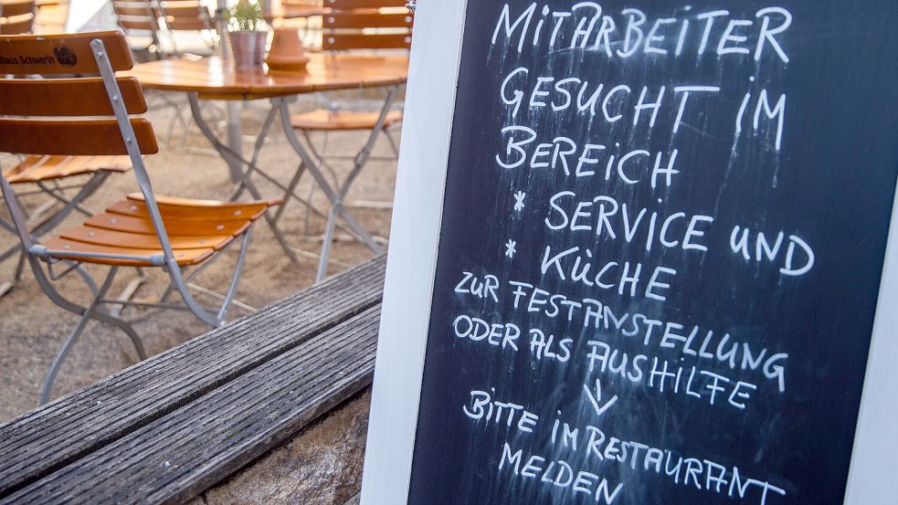 Mitarbeiter dringend gesucht: Immer mehr Restaurants müssen wegen Personalmangels zusätzliche Schließtage einlegen. Symbolbild: dpa