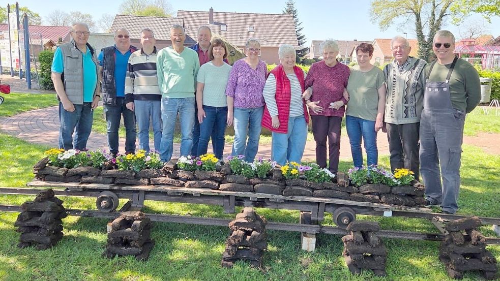 Die Nachbarschaft Papenburger Straße/Steinweg haben anlässlich des bevorstehenden Jubiläums 300 Jahre Flachsmeers eine kleine Torflore auf Schienen dekoriert. Foto: Privat