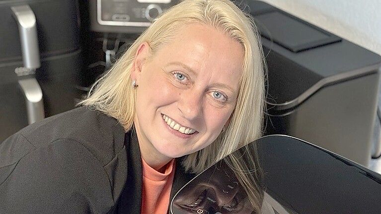 2023 bekam Stephanie Wilbers aus Friedrichsfehn ihre erste Heißluftfritteuse, heute ist sie erfolgreiche Influencerin zum Thema. Foto: Rilana Kubassa
