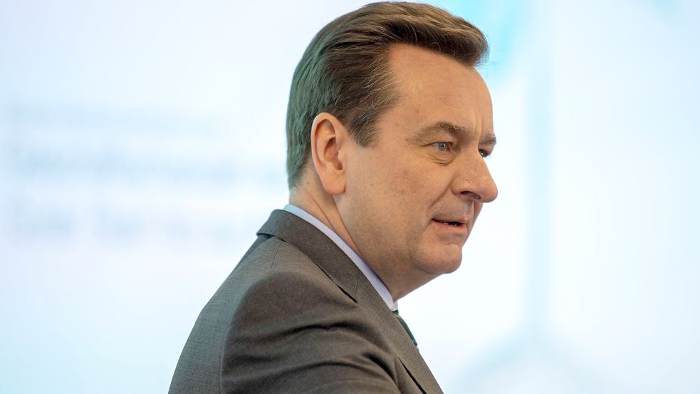 Munich Re Vorstandschef Joachim Wenning stellt die USA in eine Reihe mit China und Russland. (Archivbild) Foto: Lino Mirgeler/dpa