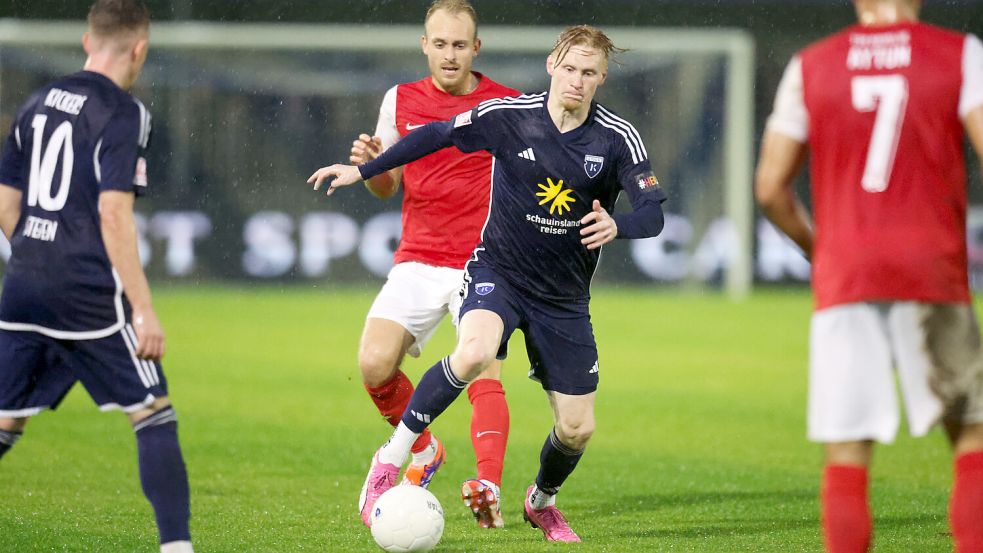 Das Hinspiel verlor Kickers (am Ball Pascal Steinwender) gegen Havelse mit 1:2. Archivfoto: Jens Doden, Emden