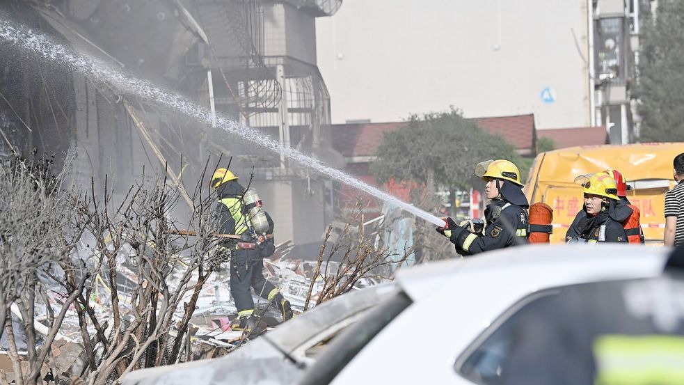 Dutzende Rettungskräfte eilten nach der Explosion zu dem Brand in Taiyuan. Foto: Yang Chenguang/XinHua/dpa