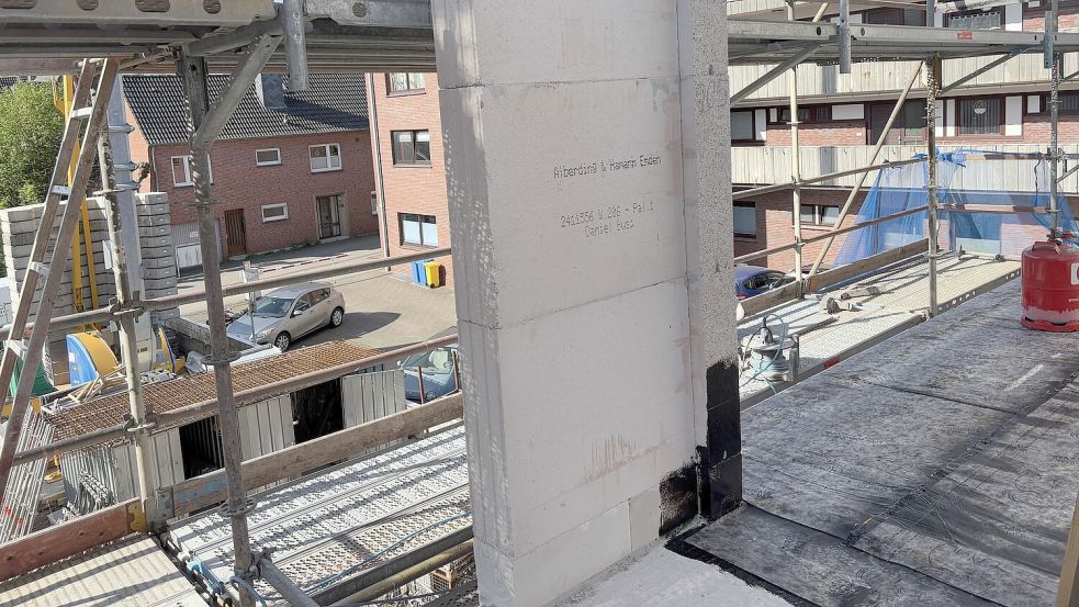 Zwei Zugänge vom kombinierten Wohnraum mit Küche führen auf die Balkone.