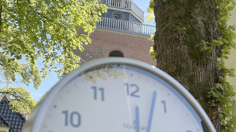 Die Uhr im Vordergrund zeigt kurz nach Zwölf. Der Lambertiturm hängt etwa zweieinhalb Stunden hinterher. Foto: Christin Wetzel