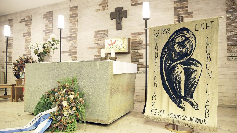 Truppenarzt Kurt Reuber malte die „Stalingradmadonna“ 1942 auf der Rückseite einer russischen Landkarte. Es existieren viele Replikate, wie hier in der Heimkehrer-Dankeskirche in Bochum. Foto: IMAGO/Dietmar Wäsche