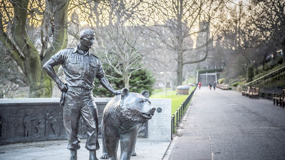 Eine Statue im schottischen Edinburgh erinnert heute noch an den Soldatenbären Wojtek aus dem Zweiten Weltkrieg. Foto: IMAGO/Matthew Williams-Ellis