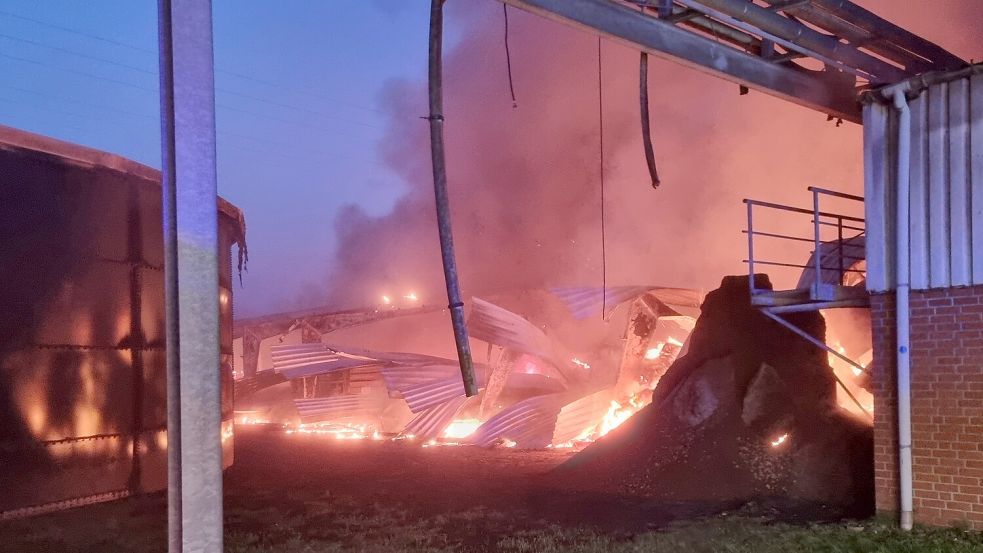 In einer der Hallen, die komplett ausbrannte, befanden sich eine Siliermaschine sowie mehrere landwirtschaftliche Anhänger. Foto: Feuerwehr Samtgemeinde Nordhümmling