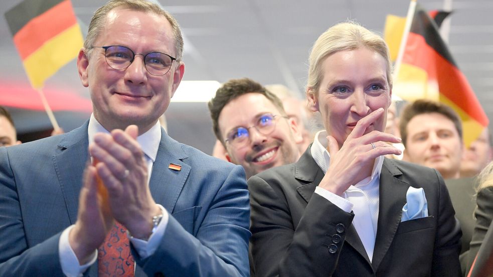 AfD-Chef Tino Chrupalla, hier mit Co-Chefin Alice Weidel, macht sich für das Gedichtelernen in Schulen stark. Foto: dpa/Sören Stache