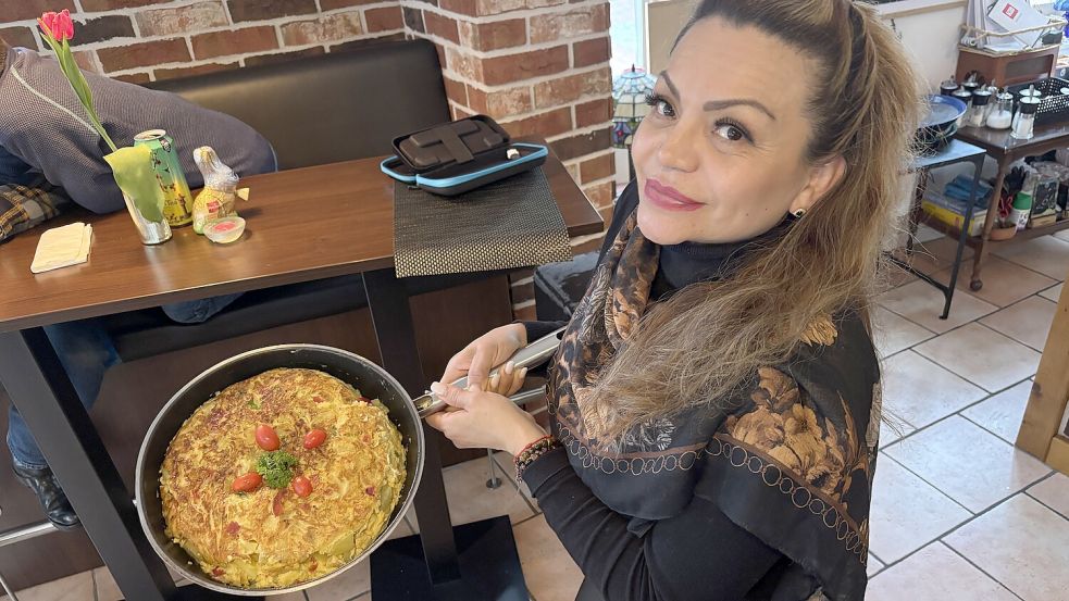 Inhaberin Sandra Joana Herrera mit einer Tortilla espanola. Foto: Ute Nobel