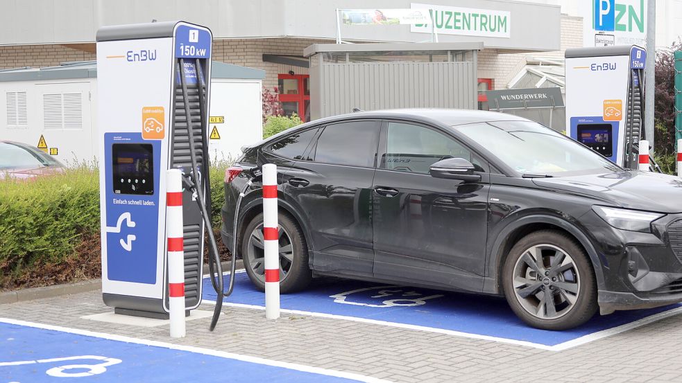 Es gibt bereits mehr als 240 öffentliche Ladesäulen im Landkreis Aurich, wie hier am Dreekamp in Aurich. Foto: Romuald Banik