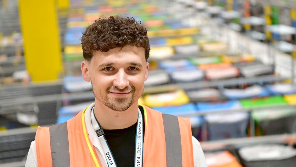 Andy Penz ist seit rund sieben Monaten Standortleiter bei Amazon in Emden. Der 26-Jährige wollte nach seinem Studium zurück in die Heimat und fing bei dem Handelsriesen als Schichtleiter an. Fotos: Heinz Wagenaar