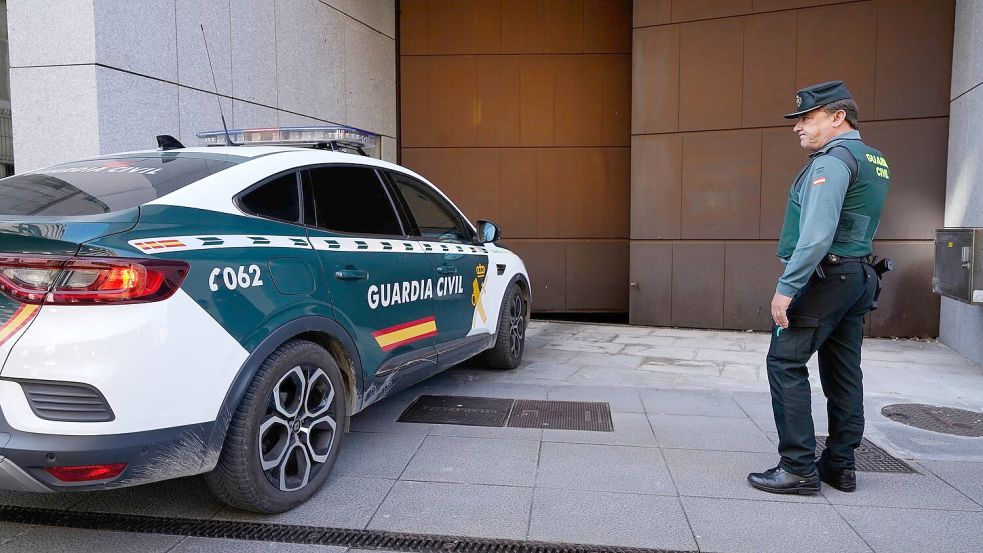 Spanische Polizisten haben drei Kinder befreit, die von ihren deutschen Eltern jahrelang zu Hause in der nordspanischen Stadt Oviedo eingesperrt worden waren. Foto: Juan Vega/EUROPA PRESS/dpa