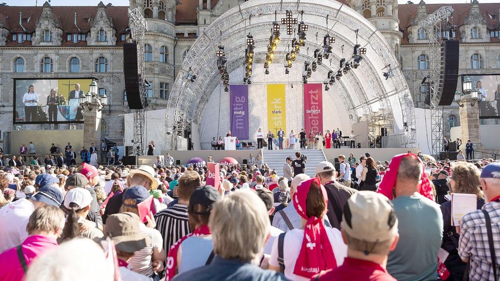 Der Kirchentag wird vor dem Rathaus in Hannover eröffnet. Foto: Moritz Frankenberg/dpa