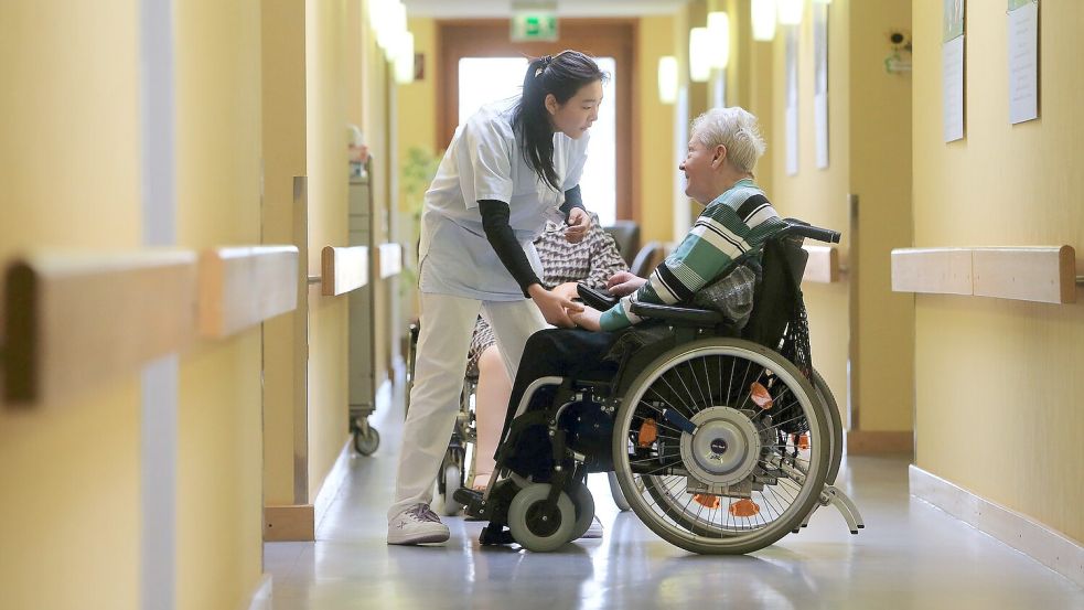Ausländische Pflegekräfte könnten Personalprobleme in Heimen verringern - wenn sie voll arbeiten dürfen. (Archivbild) Foto: picture alliance / dpa