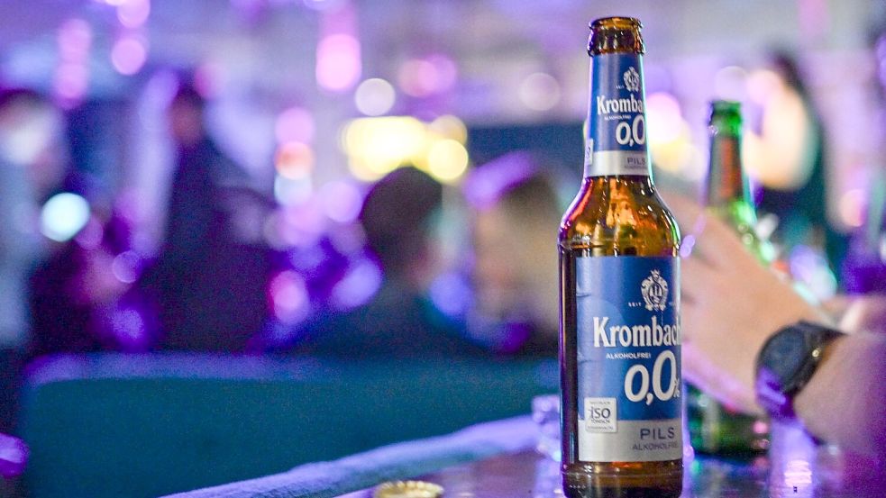 Alkoholfreies Bier liegt ohnehin im Trend, Partys ohne Alkohol passen dazu. (Symbolbild) Foto: Jens Kalaene/dpa