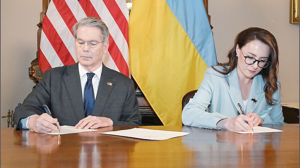 US-Finanzminister Scott Bessent und die ukrainische Vizeregierungschefin Julia Swyrydenko unterzeichnen das Vertragswerk zur Einrichtung des Wirtschaftsabkommen. Foto: dpa/US Treasury Departement/-