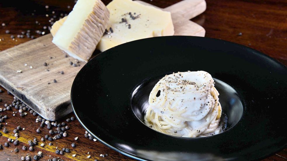 Die größte Hürde bei der Zubereitung des Pastagerichts Cacio e Pepe ist das Verklumpen des Käses. Ein Forschungsteam hat nun eine Methode entwickelt, um das zu verhindern. Foto: Simone Frau/American Institute of Physics/dpa