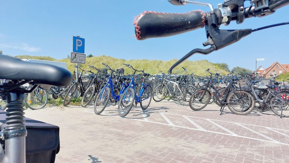 So sollte es nicht sein: Fahrräder blockierten im Sommer einen Behindertenparkplatz. Foto: Ferber/Archiv