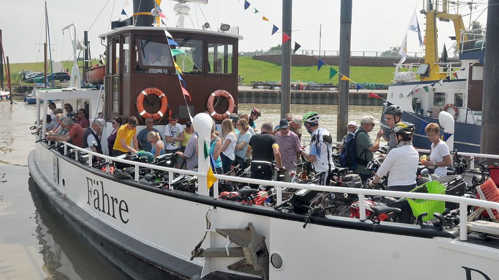 Viele Radfahrer nehmen die Fähre vom Ditzumer Hafen aus. Foto: Wolters/Archiv