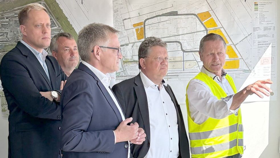 Projektleiter Andreas Epple (von rechts) erklärte Minister Dr. Andreas Philippi, Landrat Olaf Meinen und den SPD-Abgeordneten Johann Saathoff und Wiard Siebels den aktuellen Stand des Großprojekts. Foto: privat