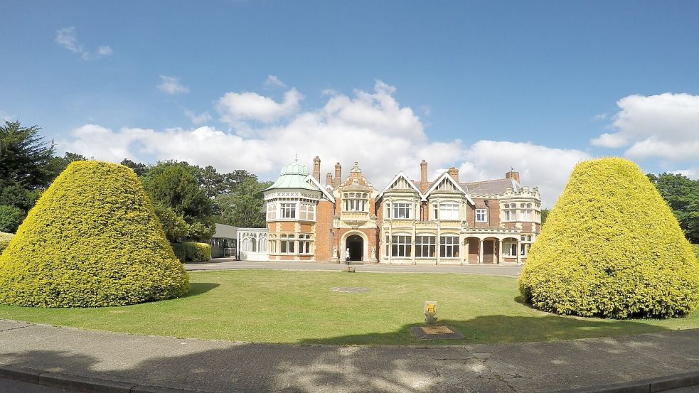 Der Bletchley Park war die zentrale militärische Dienststelle, die sich im Zweiten Weltkrieg erfolgreich mit der Entzifferung des deutschen Nachrichtenverkehrs befasste. Heute befindet sich dort das Museum Bletchley Park sowie das Nationale Computer-Museum Großbritanniens. Foto: IMAGO/Depositphotos