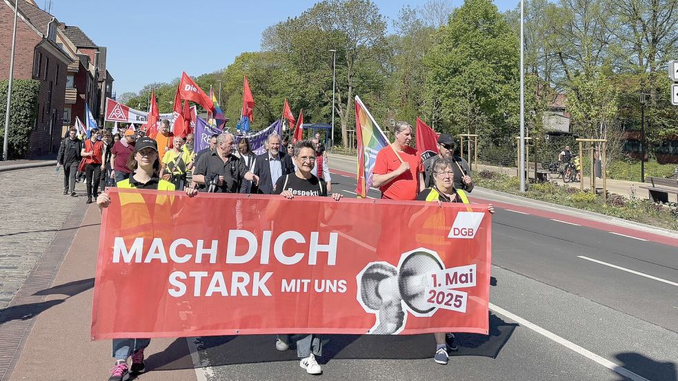 Das Motto plakativ vor sich hertragend: die Mai-Demo 2025 durch Emden. Fotos: Stephanie Schuurman