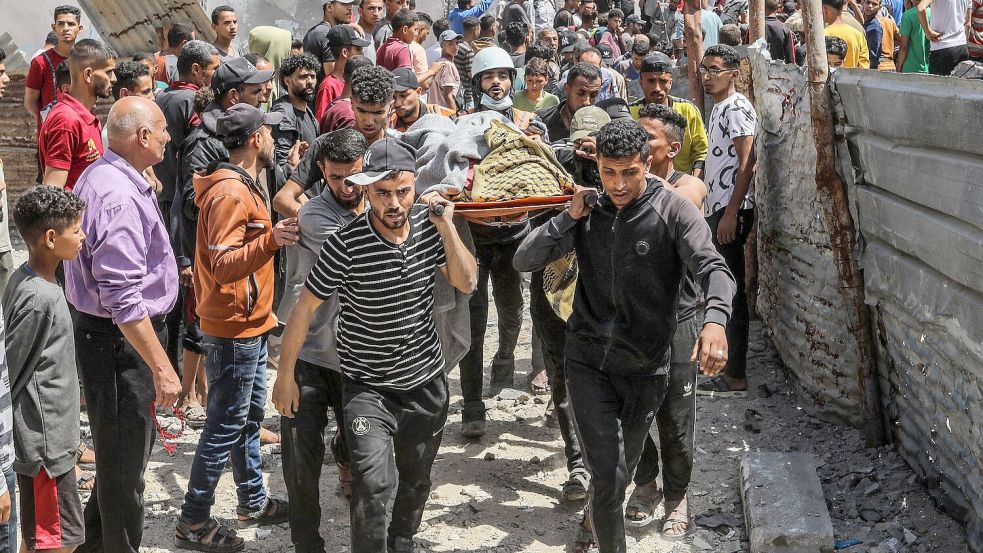 Palästinenser tragen Opfer eines Luftangriffs. Foto: Abed Rahim Khatib/dpa