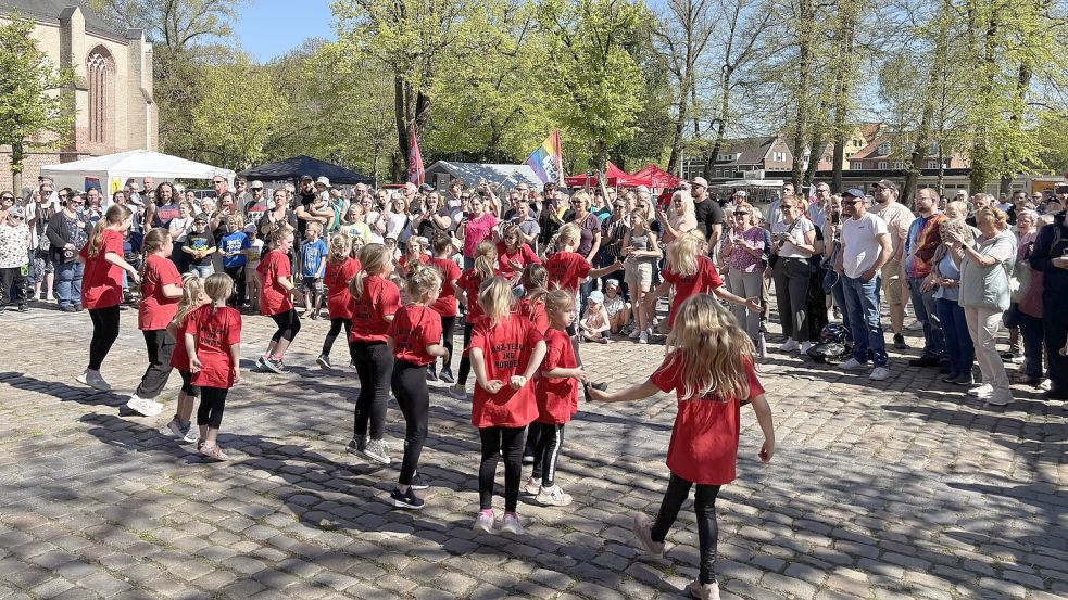 Die „Tanz-Teens“ sorgten für bunte Unterhaltung bei der Maikundgebung auf dem Norder Marktplatz. Foto: Rebecca Kresse