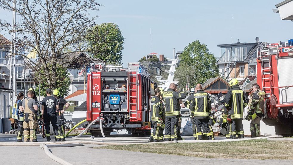 Nach der Explosion der Gasflasche wurde der Bereich weiträumig abgesperrt. Foto: Markus Scholz/dpa