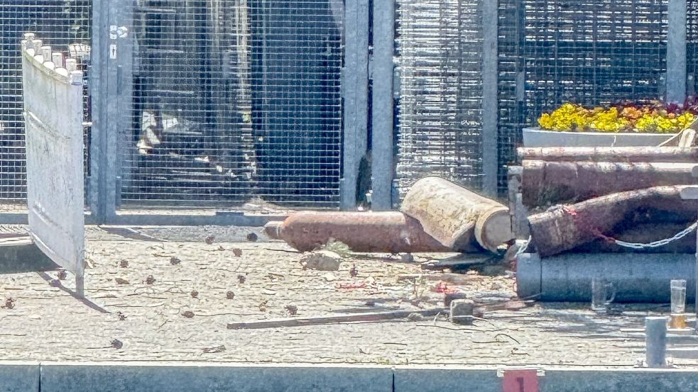 Teile der explodierten Gasflasche sollen laut einem Augenzeugen bis ins Wasser geflogen sein. Foto: Privat/dpa