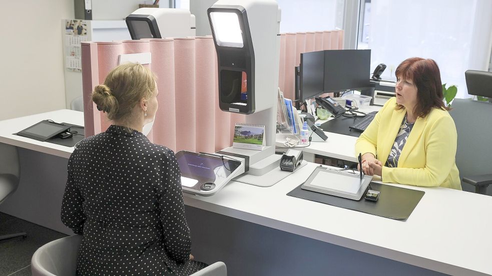 Wer ab Mai einen neuen Ausweis oder Reisepass beantragt, muss ein digitales Passbild vorlegen. Die Fotos können direkt vor Ort in den Bürgerbüros aufgenommen werden. Foto: dpa/Jan Woitas