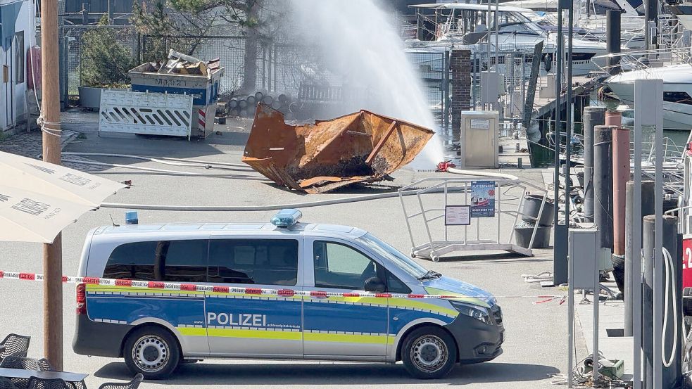 Die Gasflaschen liegen aufgestapelt hinter einem Container. Dieser wurde bei der Explosion zerfetzt. Foto: Mopics