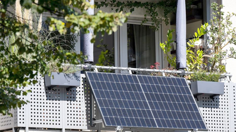 Der Sonnenstromverband BSW Solar erwartet in diesem Jahr weiteres rasantes Wachstum bei kleinen Balkonsolaranlagen. (Foto: Illustration) Foto: Sven Hoppe/dpa