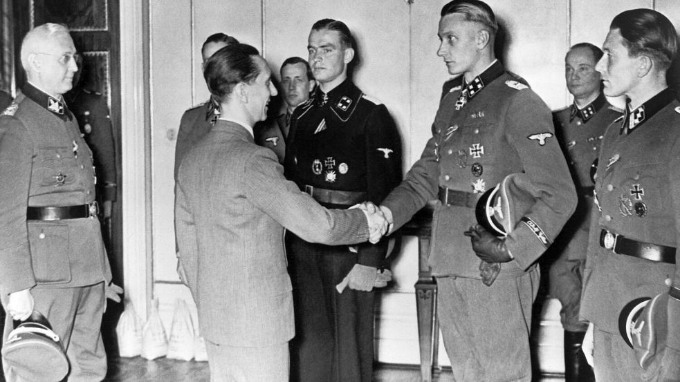 Erst SS-Mann, dann Kinderheimbetreiber: Joseph Goebbels gratuliert Sturmbannführer Hugo Kraas von der SS-Panzerdivision „Leibstandarte Adolf Hitler" zur Verleihung des Ritterkreuzes. Foto: Bildarchiv Preußischer Kulturbesitz