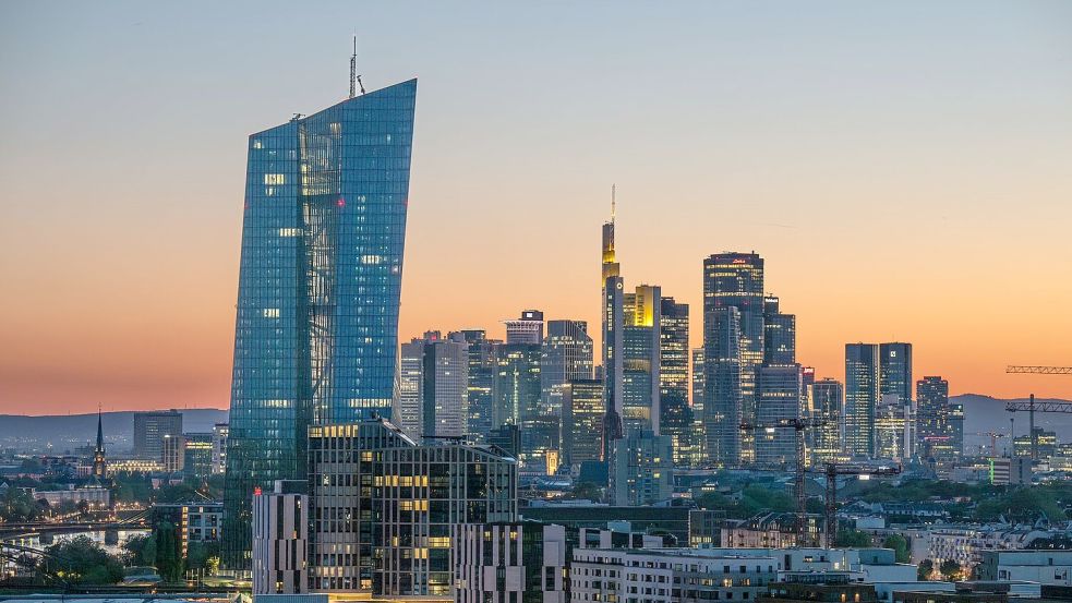 Die Europäische Zentralbank beobachtet die Entwicklung der Inflation im Euroraum genau (Archivbild) Foto: Boris Roessler/dpa