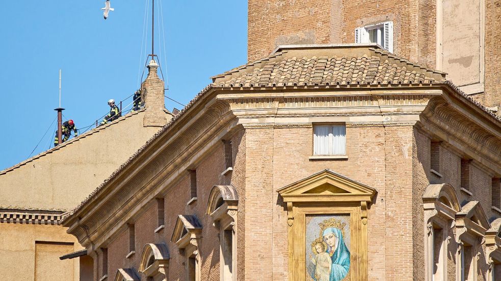 Auf der Sixtinischen Kapelle steht nun der weltberühmte Kamin. Foto: Gregorio Borgia/AP/dpa