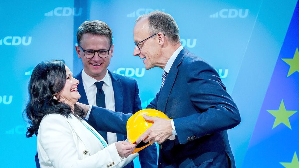 Schon so gut wie in Regierungsverantwortung: Gitta Connemann überreicht am Montag, 28. April, beim kleinen Parteitag der CDU in Berlin einen Helm an Friedrich Merz (rechts), den wahrscheinlich nächsten Bundeskanzler. In der Mitte ist CDU-Generalsekretär Carsten Linnemann zu sehen. Foto: Niefeld/dpa