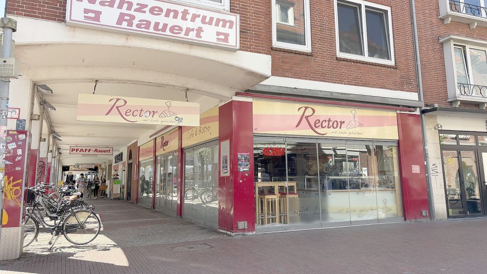 Hier zieht bald ein neuer Bäcker ein: die ehemalige Rector-Filiale an der Ecke Neutorstraße/Zwischen beiden Sielen. Fotos: Stephanie Schuurman