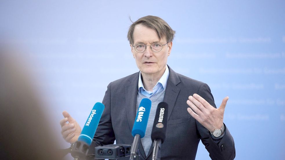 Der geschäftsführende Gesundheitsminister Lauterbach wurde am 1. Mai von Demonstranten angepöbelt. Foto: Jörg Carstensen/dpa
