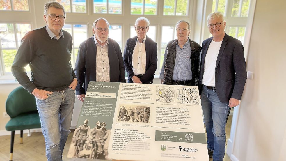 Diese Infotafel soll an der Gedenkstätte aufgestellt werden. An der Aufarbeitung der Geschichte waren Bürgermeister Gerd Dählmann (von links), Alwin de Buhr, Johann Mijatovic, Erwin Köster und Dr. Paul Weßels beteiligt. Foto: Karin Lüppen