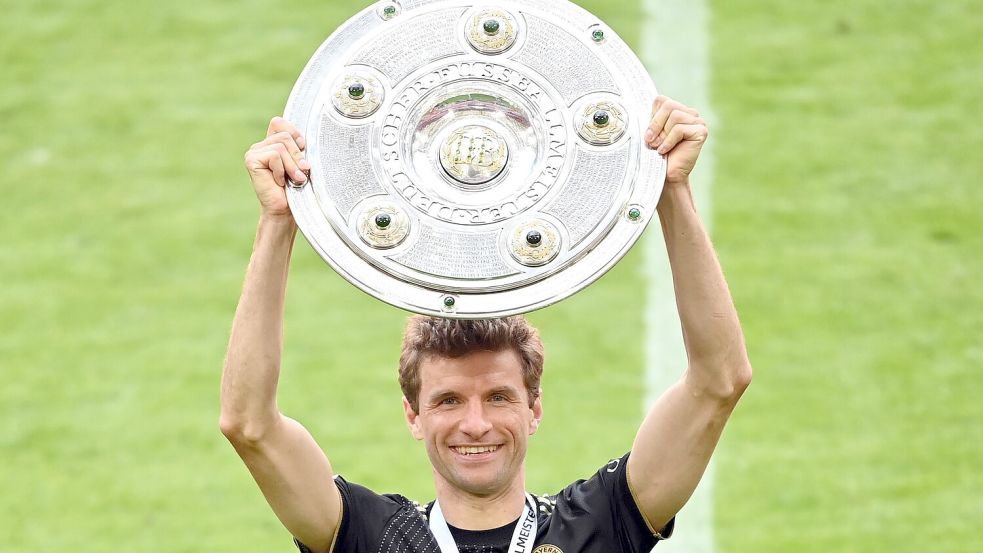 Thomas Müller hofft zum Bayern-Abschied auf die 13. Meisterschale. Foto: Sven Hoppe/dpa-Pool/dpa