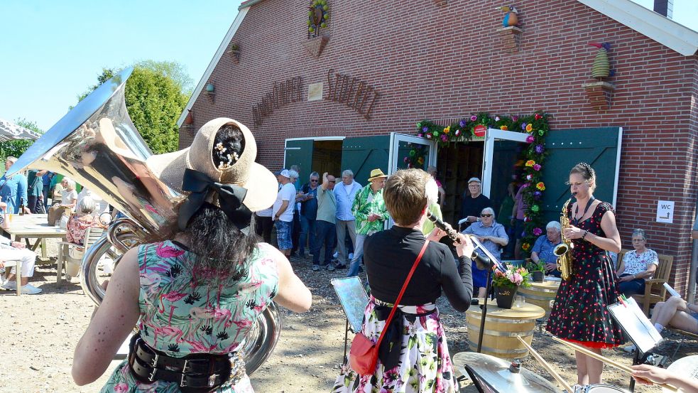 Die Band „cherry on cake“ sorgte bei der Eröffnung der Amdörper Siderei für Musik. Foto: Hannah Lehmann
