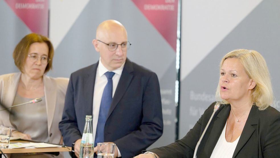 Geleitet wird das Bundesamt für Verfassungsschutz aktuell von den Vizepräsidenten Silke Willems und Sinan Selen. Wer die Behörde künftig leiten soll, entscheidet die neue Bundesregierung. (Archivfoto) Foto: Henning Kaiser/dpa