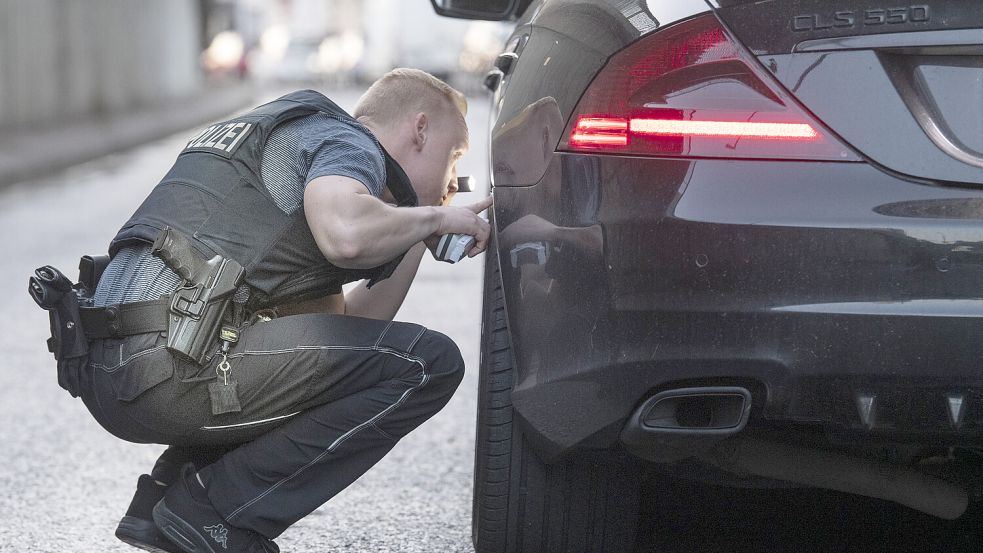 Autoposer haben am Donnerstagabend die Polizei in der Bremer Überseestadt auf den Plan gerufen. Foto: Boris Roessler / dpa