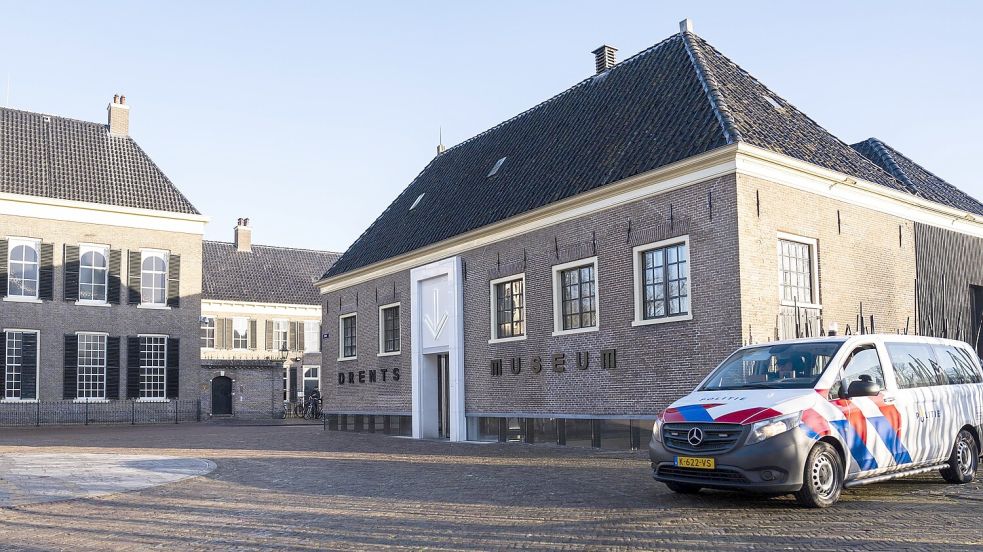 Ein Polizeifahrzeug steht nach der Tat vor dem Drents Museum in Assen. In der Nacht auf den 25. Januar wurde aus dem Haus wertvolle Kunstschätze aus Gold gestohlen. Foto: Jumelet/ANP/Imago Images