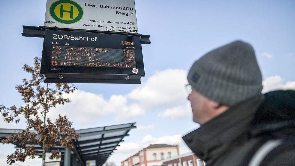 Na, wann kommt der nächste Bus? Zu selten, um dem Landkreis Leer gute Noten im Nahverkehr zu verschaffen. Bei einer Studie kam heraus: Die Haltestellen sind weit entfernt, und es fährt zu selten ein Bus oder eine Bahn. Foto: Klaus Ortgies
