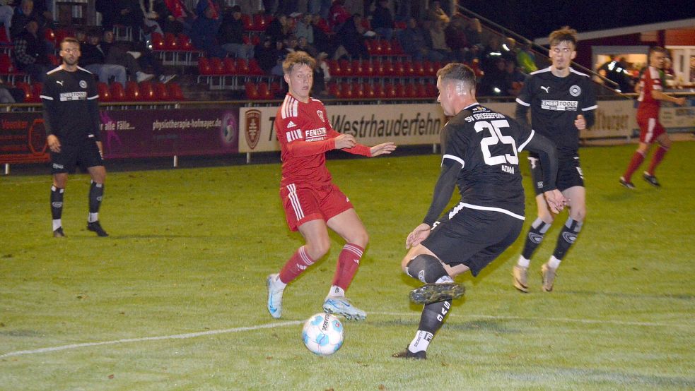 Im Hinspiel unterlag Westrhauderfehn dem SV Großefehn mit 2:5, dabei brillierte Klaas Bikker mit einer Vier-Tore-Show. Foto: Weers