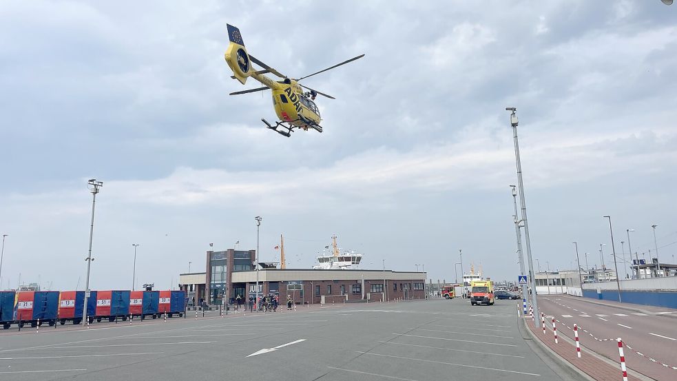Der Rettungshubschrauber landete auf dem Parkplatz am Juist-Anleger. Foto: Feuerwehr Norden